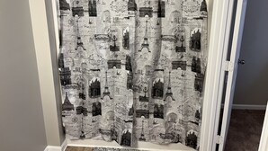 Cortina de ducha con diseños de París y la Torre Eiffel.