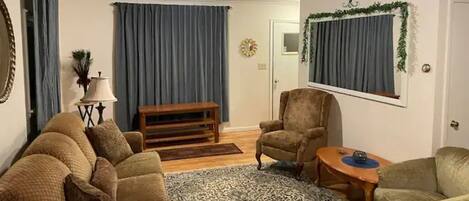 Smart-TV, DVD-Player, Bücher, Stereoanlage