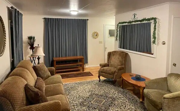 Smart TV, DVD player, books, stereo