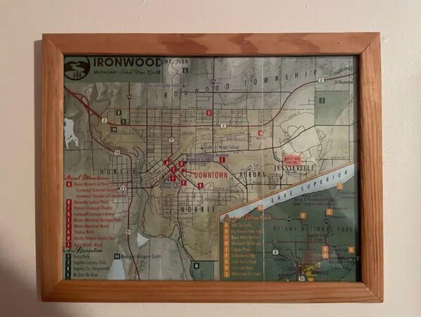 Mapa enmarcado de Ironwood, Michigan, que destaca el centro, lugares emblemáticos y carreteras.
