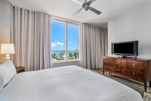 1 chambre, bureau, fer et planche à repasser, lit de bébé portatif