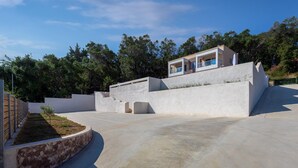 A modern building with a flat roof and a balcony. - Modern Seafront Villa, A/C, Private Pool, Amazing Sea Views & Beautiful Sunrises - 30m from the Sea! (Boukari)
