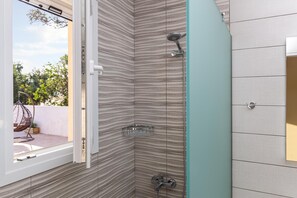 Ducha, secador de pelo y toallas