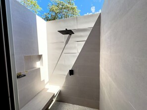 Dusche, Haartrockner, Handtücher, Seife