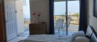 Studio/scenic Views/pool/air Con/near Attractions