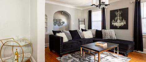 Televisión y chimenea