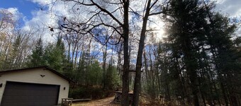 Cozi retreat set in the woods within walking distance of Waubee Lake.