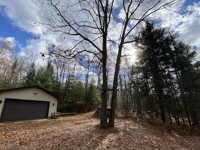 Cozi retreat set in the woods within walking distance of Waubee Lake.