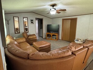 Een televisie en een dvd-speler