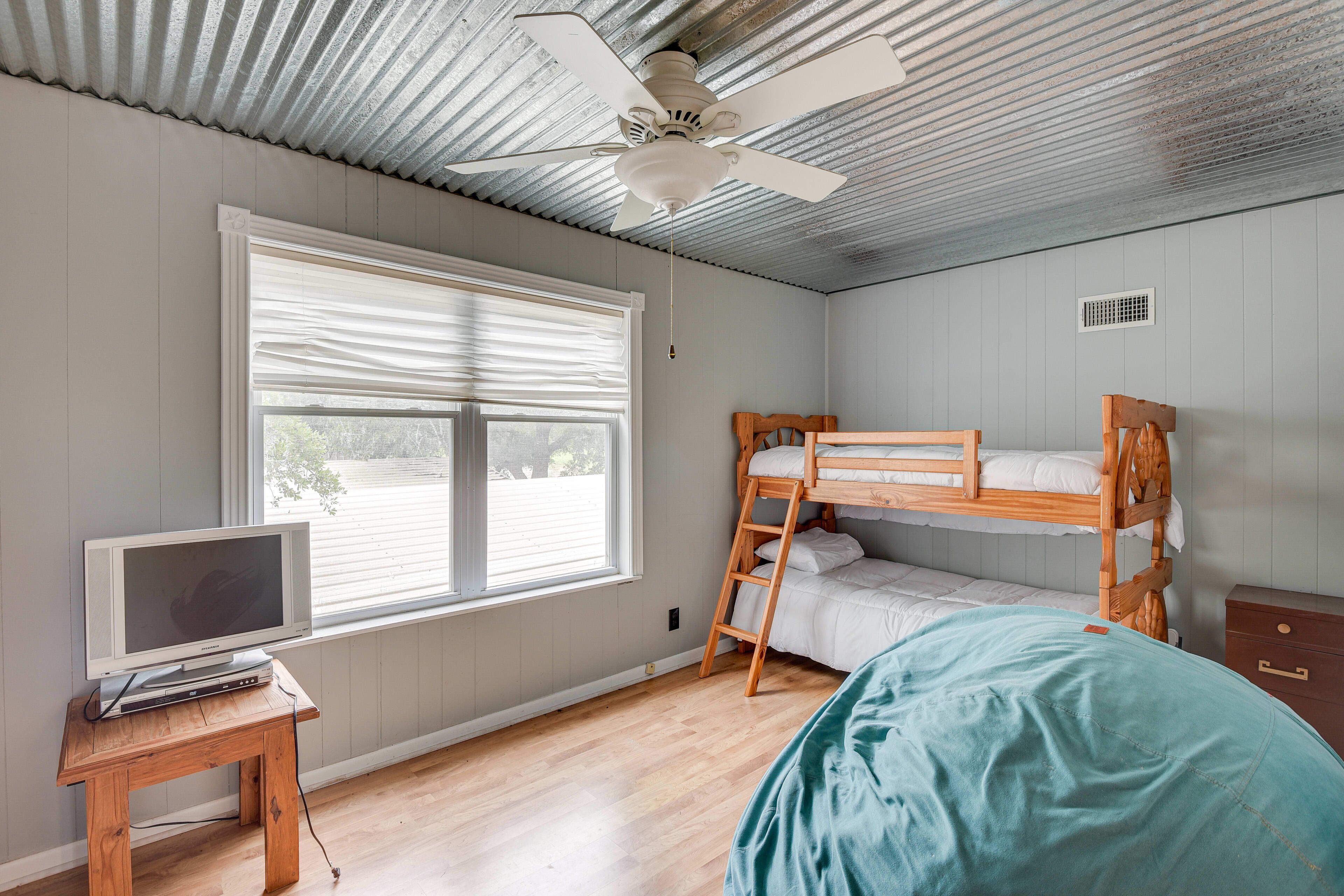 4 bedrooms, free WiFi, bed sheets