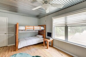 4 bedrooms, free WiFi, bed sheets, wheelchair access