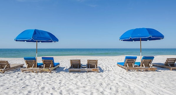 En la playa, sillas reclinables de playa, toallas de playa