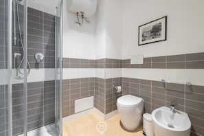 Dusche, Haartrockner, Bidet, Handtücher