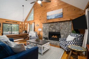 Smart TV, chimenea, videojuegos y futbolito 