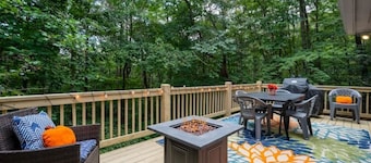 Family Vacay in the MTN's with  Hot Tub, Fire pit, Pools & Dog Friendly w/ Games