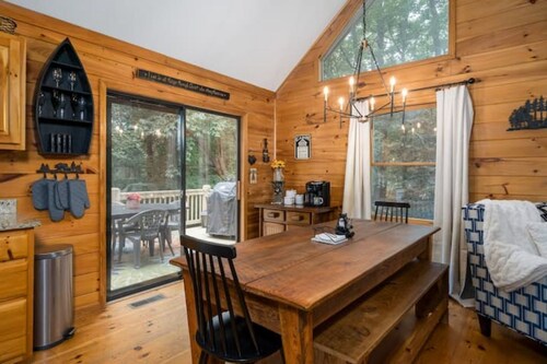 Family Vacay in the MTN's with  Hot Tub, Fire pit, Pools & Dog Friendly w/ Games