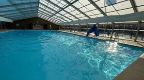 Una piscina cubierta, una piscina al aire libre