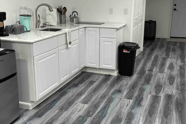 Kühlschrank, Mikrowelle, Herdplatte, Wasserkocher mit Kaffee-/Teezubehör