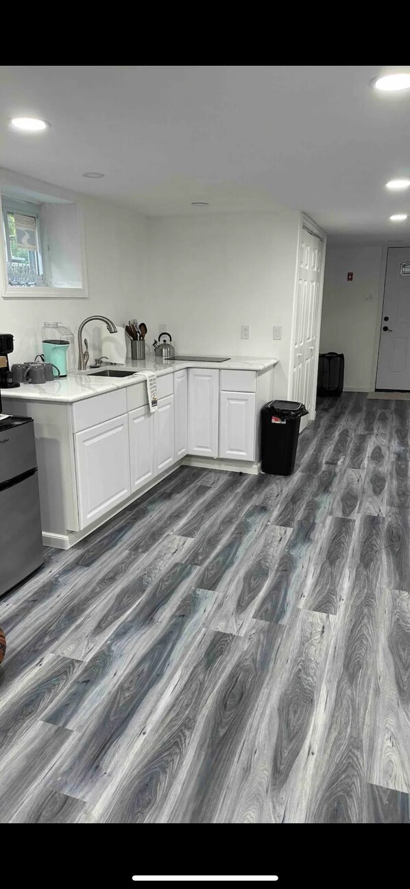 Kühlschrank, Mikrowelle, Herdplatte, Wasserkocher mit Kaffee-/Teezubehör