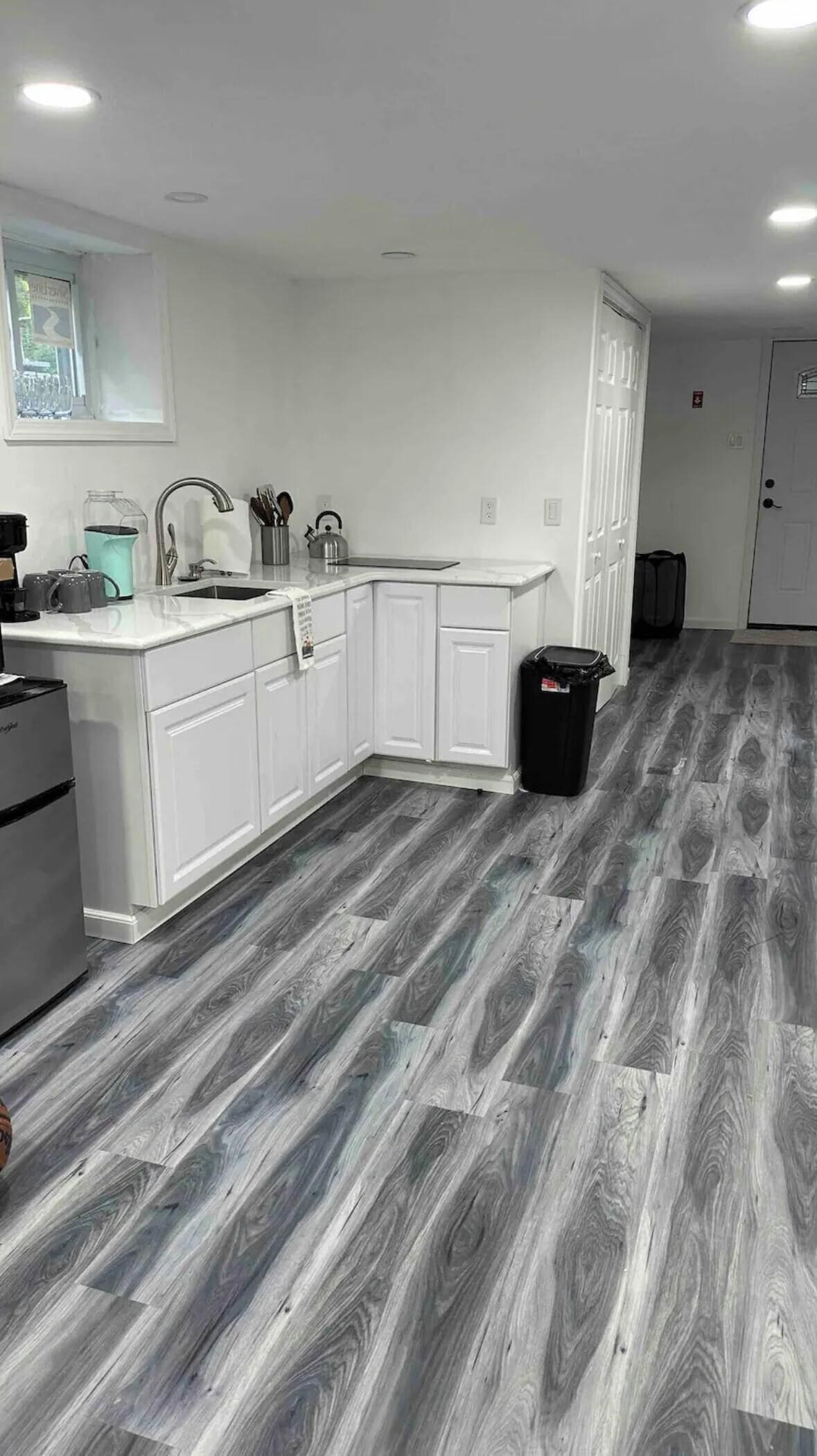 Réfrigérateur, micro-ondes, plaque de cuisson, cafetière/bouilloire