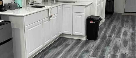 Réfrigérateur, micro-ondes, plaque de cuisson, cafetière/bouilloire