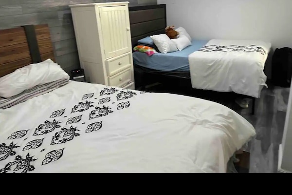 1 camera, una cassaforte in camera, una scrivania, ferro/asse da stiro