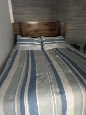 1 soverom, safe på rommet, skrivebord og strykejern/-brett