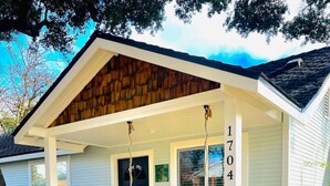 A house with a porch, a number sign, and a planter with flowers. - Charming Home Downtown Paso+ Sleeps 6+Walkable+BBQ (Paso Robles)