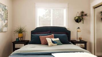 3 bedrooms, iron/ironing board, internet, bed sheets