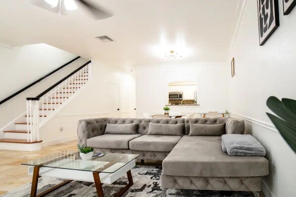 Living area - Luxuries Townhouse 24hr security (Houston)
