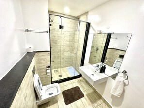Shower, towels, soap, toilet paper - Nairobi Skyline City View. Pent house City view Nairobi Kilimani (Nairobi)