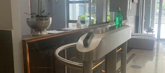 Lovely Rosebank 1-bedroom condo with pool & cinema