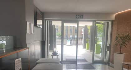 Lovely Rosebank 1-bedroom condo with pool & cinema