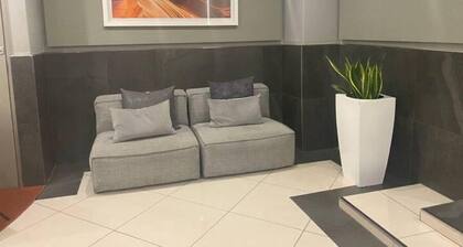 Stylish Danteâs 1-bedroom condo free Wifi & Cinema
