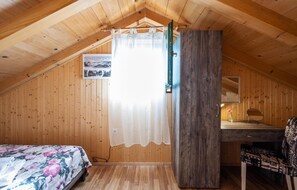 2 bedrooms, travel crib, free WiFi, bed sheets