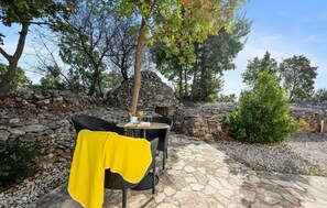 Outdoor dining - Stunning home in Drinovci with sauna (Drinovci)