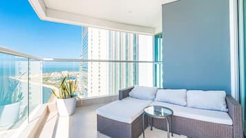 TV connectée, livres, chaîne hi-fi