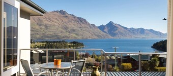 AMAZING Panoramic Lake Views! Minutes from downtown Queenstown.