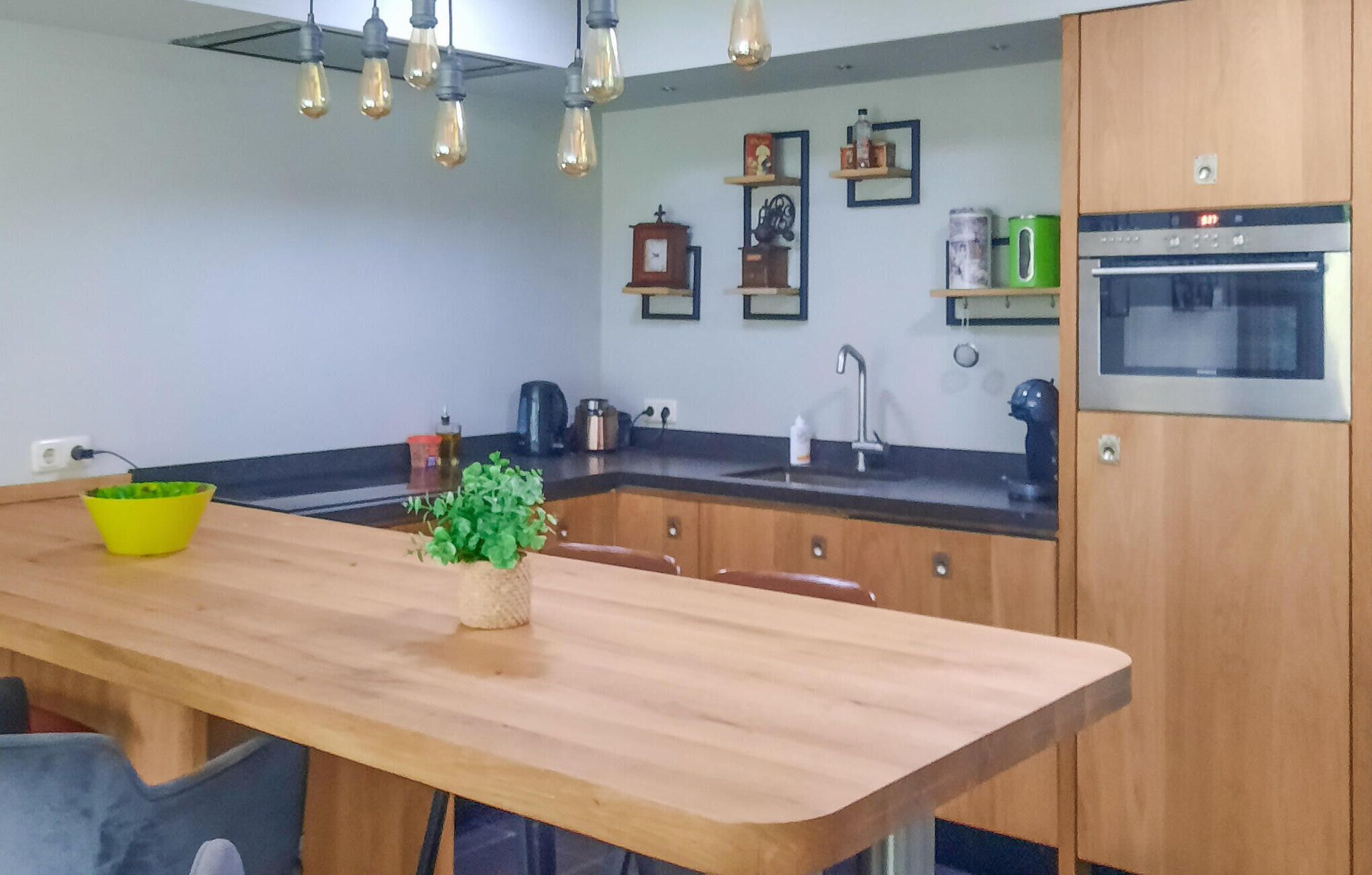 Kühlschrank, Geschirrspüler, Wasserkocher mit Kaffee-/Teezubehör