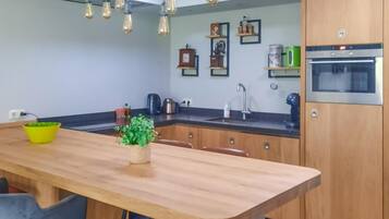 Refrigerador, lavavajillas y cafetera y tetera