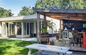Outdoor dining - Gorgeous home in Sint-Oedenrode (Sint-Oedenrode)