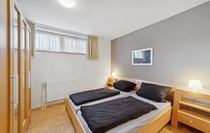 4 bedrooms, travel crib, free WiFi, bed sheets