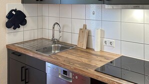 Kaffetrakter/tekoker, kjøleskap, mikrobølgeovn og kokeplater