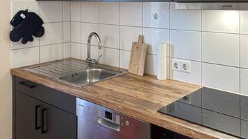 Køleskab, kogeplade, opvaskemaskine, kaffe-/temaskine