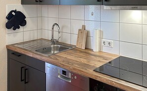 Réfrigérateur, micro-ondes, plaque de cuisson, lave-vaisselle