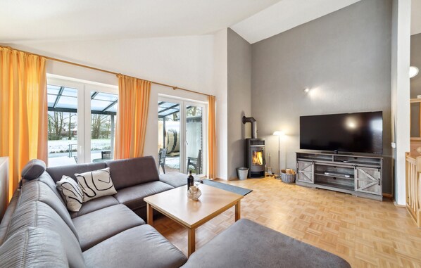 Smart TV y chimenea 