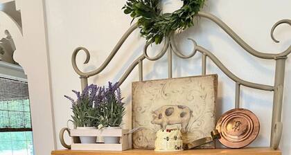 The Shopkeeper's Cottage ~ CHIC!