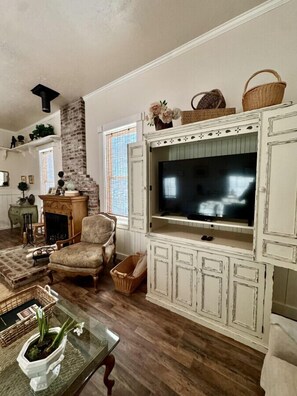 Smart TV, fireplace - The Shopkeeper's Cottage ~ CHIC! (Amador City)