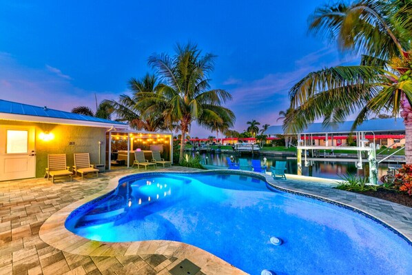 Een verwarmd zwembad