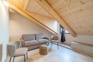 Living area - GuestHost - Elegant and modern apartment ideal to accomodate up to 6 guests is located in the heart of the city, 4 minutes walk from the Turin Porta Nuova train station, airport buses and metro. All major tourist attractions can be easily reached on foot (Torino)